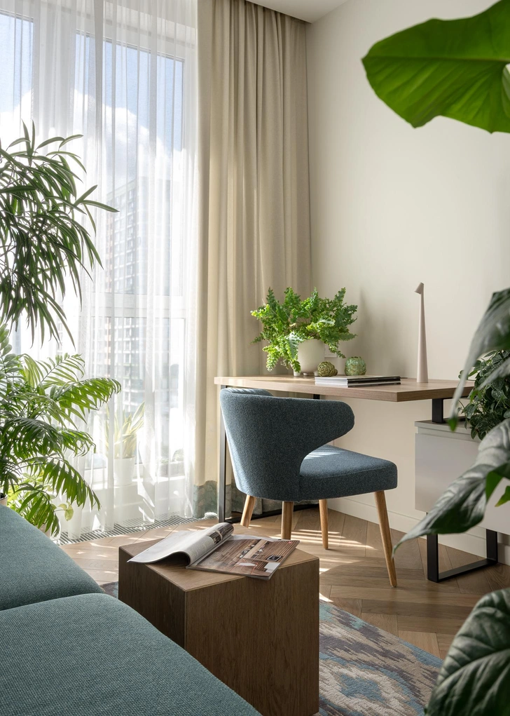 Настольный светильник, Vibia. Керамика, Антон Михналев. Стол, Mexo. | Источник: Катя Самойлович. Стиль: Милана Колодник 