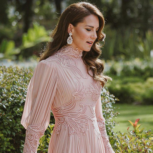 Опять нарушает правила: Кейт Миддлтон приехала на свадьбу принца Иордании в роскошном платье и выглядела красивее невесты