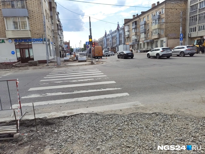 Пешеходного светофора в этом месте приходится ждать дольше минуты | Источник: Геннадий Денисов / NGS24.RU