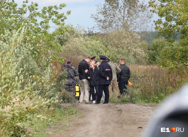 Девушка не смогла сдержать эмоций, когда тело ребенка достали | Источник: Владислав Лоншаков / E1.RU