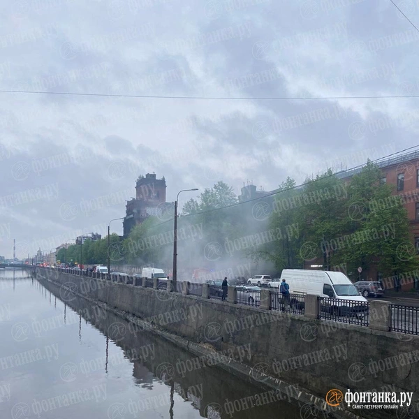 «Пожарные лезут через забор». Дым от «Красного треугольника» заволок набережную | Источник: читатель «Фонтанки»