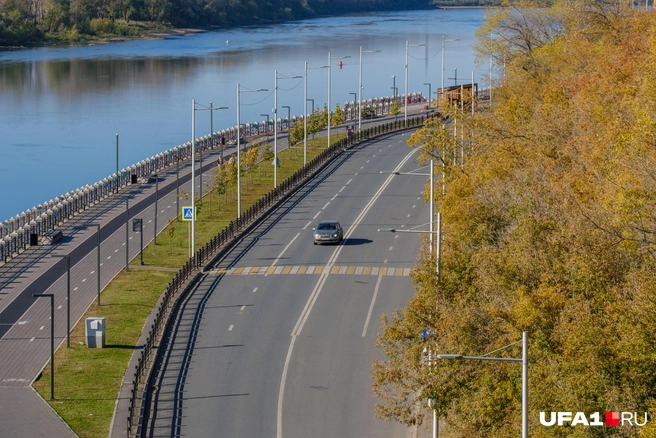 Вид с моста на набережную | Источник: Булат Салихов / UFA1.RU