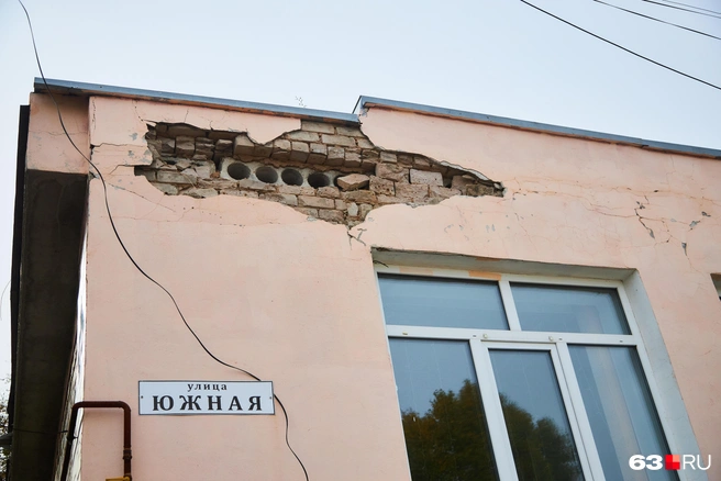 Губернатор обратил внимание на разрушающийся фасад | Источник: Роман Данилкин / 63.RU