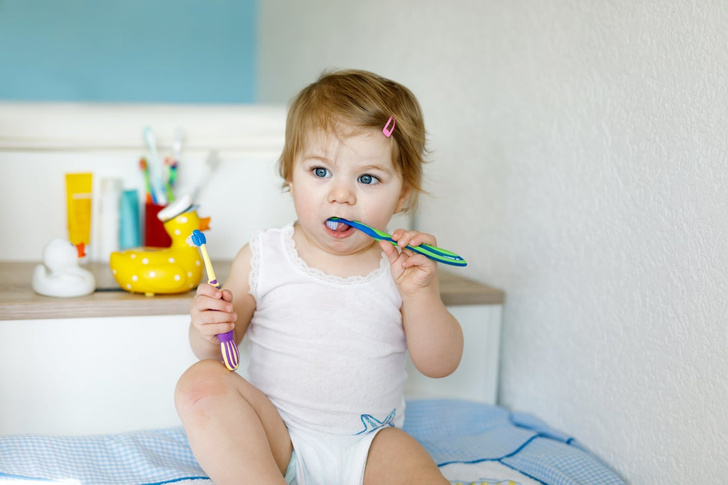 когда приучать ребенка чистить зубы самостоятельно