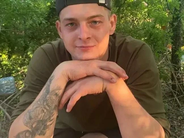 Евгений Аристов был мобилизован в 2022 году и служил командиром самоходно-артиллерийского взвода. | Источник: родственники Евгения Аристова