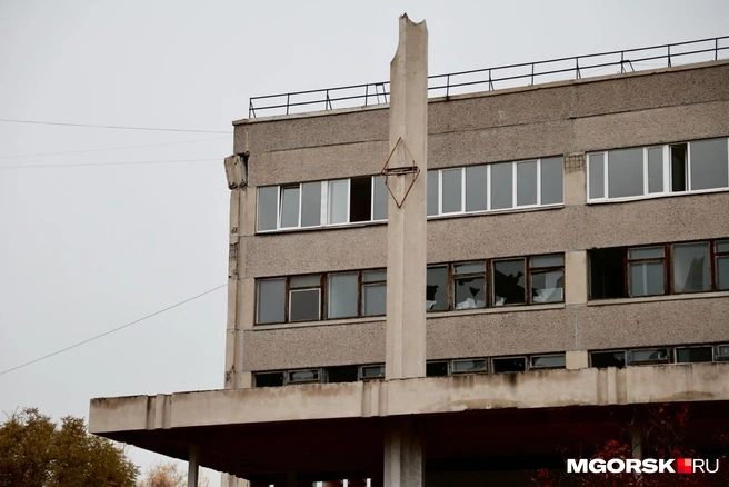Когда-то за этими окнами были аудитории. Последние годы сюда наведывались разве что вандалы | Источник: Наталья Зайцева / MGORSK.RU