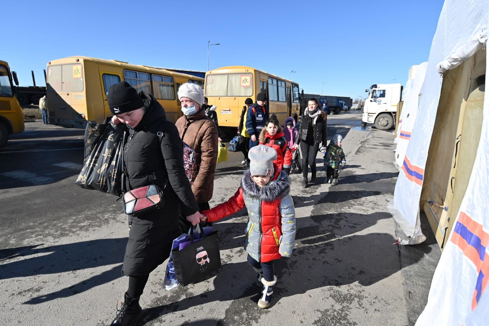 Беженцы с Донбасса в Ростовской области. Сбор гуманитарной помощи. Автобусы с беженцами. Эвакуированные из Донбасса.