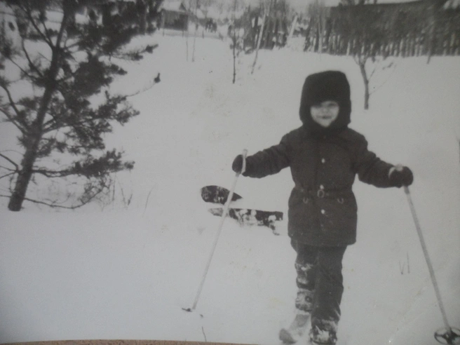 Далекий 1979-й. Лучший вариант для лыжной прогулки — шапка-ушанка и короткая курточка | Источник: «Тюмень до нашей эры» / Vk.com