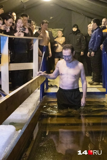 Айсен Николаев в купели | Источник: Айаал Черноградский / 14.RU