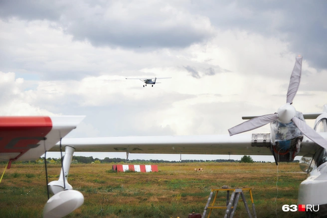 Взмывают в небо здесь не только самарские LA-8 и Borey, но и американские Cessna&nbsp;— взлетную полосу и часть территории сдают частной летной школе | Источник: Роман Данилкин / 63.RU