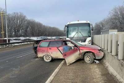 Driver Swerves to Avoid Crash, Hits Bus Near Nevinnomyssk
