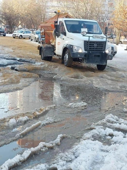 Когда воронежцы стали возмущаться в соцсетях, чиновники управы отчитались об оказанной людям помощи. Почему-то только к вечеру следующего дня после того, как случилась авария | Источник: Управа Коминтерновского района / t.me/kominternVrn
