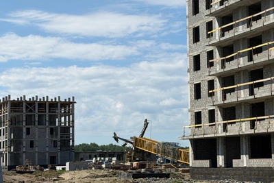 Кран рухнул на стройплощадке в Тюмени из-за урагана, машинист погиб