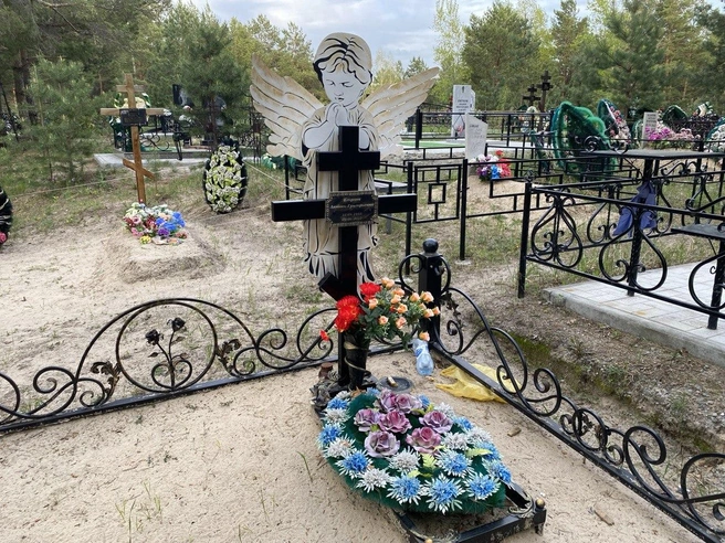 За крестом в молитвенном жесте установили фигуру ребенка-ангела | Источник: Ирина Господаренко / NGS22.RU