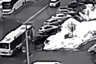 Автобус в Уфе столкнулся с припаркованными автомобилями