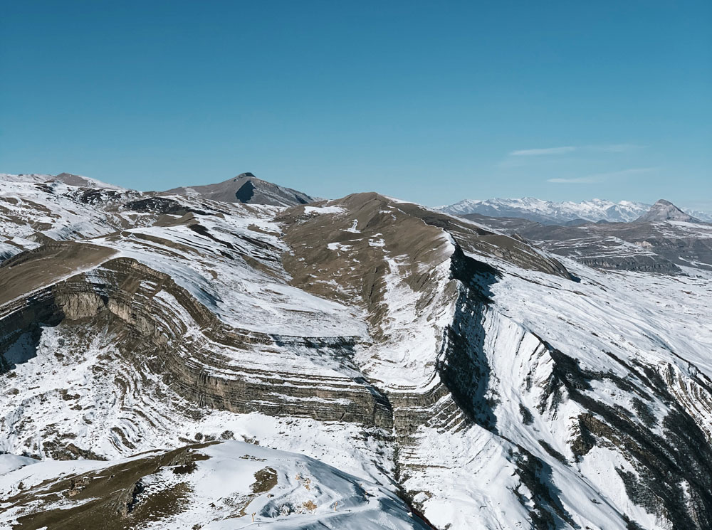 Неизвестный Азербайджан: зимняя сказка у подножья горы Шахдаг | marieclaire.ru