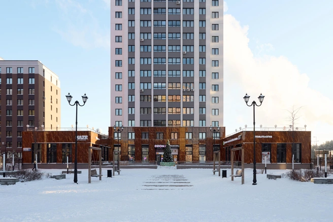 В квартале два закрытых двора, подземный паркинг и общедоступная центральная площадь с качелями и фонтаном, который на зиму закрывают | Источник: PRINZIP
