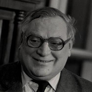 <p>Алексей Суэтин в интервью <a target="_blank" rel="nofollow" href="https://www.washingtonpost.com/archive/lifestyle/1986/10/01/all-quiet-on-the-chess-front/9ce358aa-538c-4c10-ad69-fe0278ae4bd3/">The Washington Post</a> в 1986 году</p>