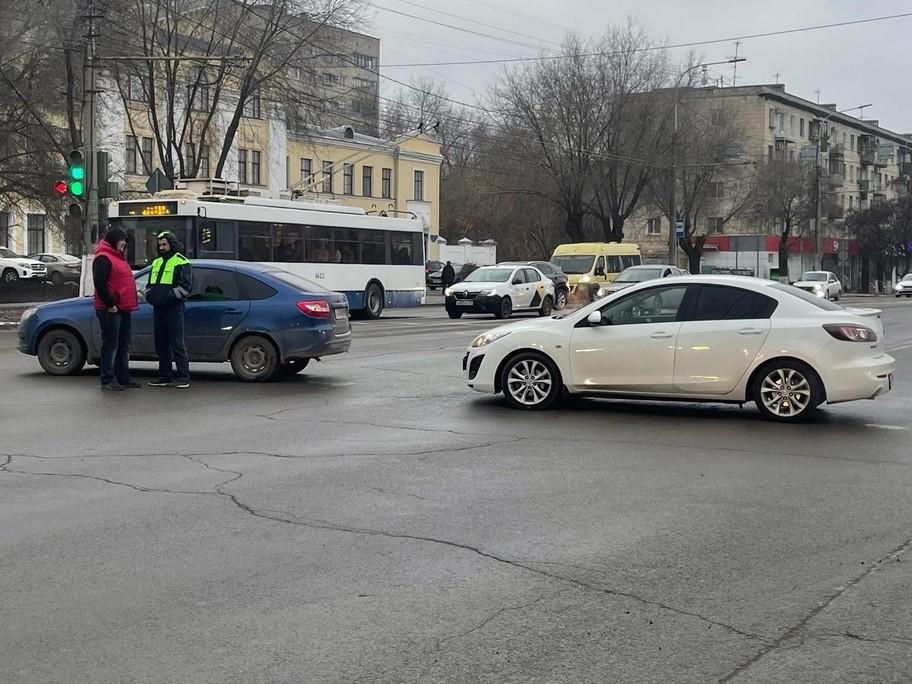 Пробка аж до площади Ленина: столкновение «Лады» и Mazda в центре Волгограда парализовало Первую продольную