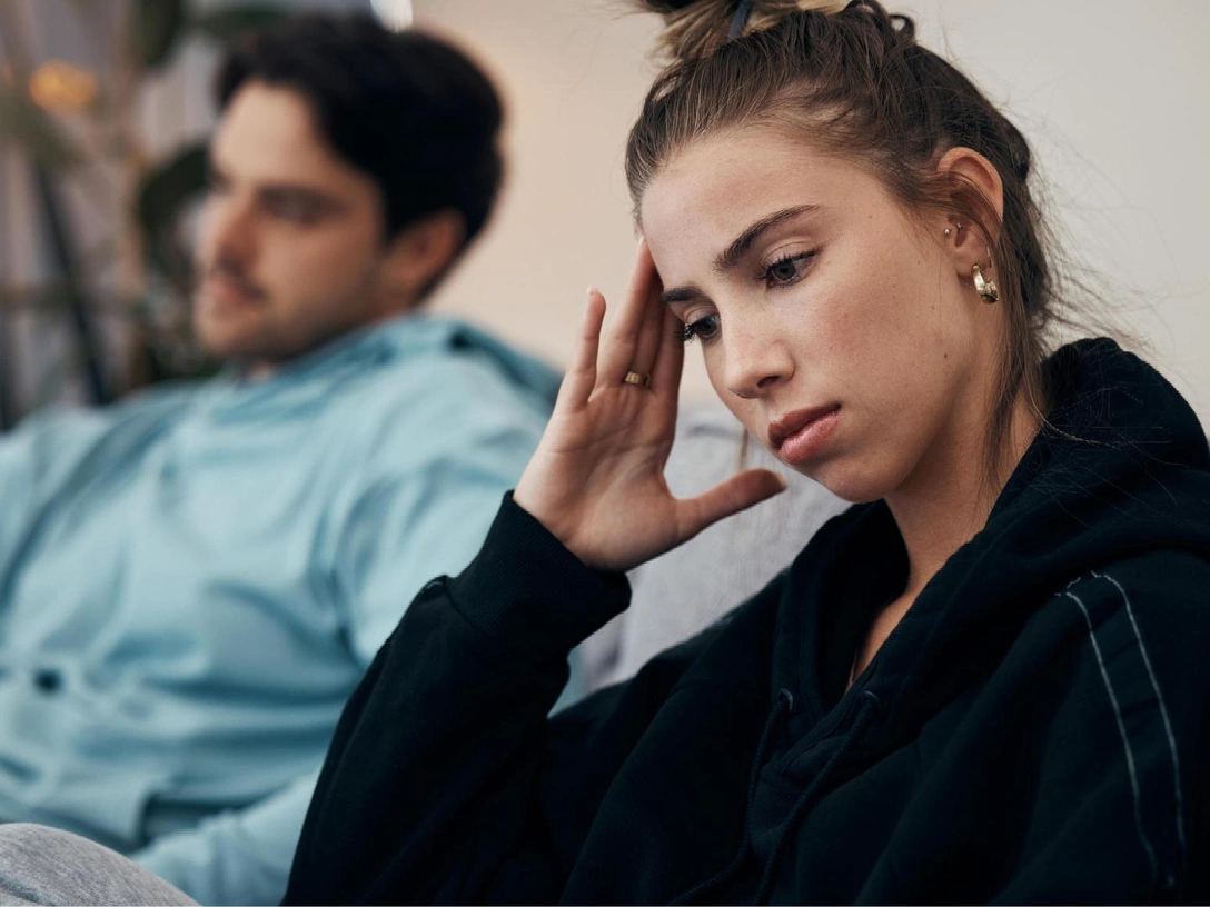 Выдаст сам себя: 8 сигналов языка тела, которые намекают на то, что мужчина вам изменяет | marieclaire.ru