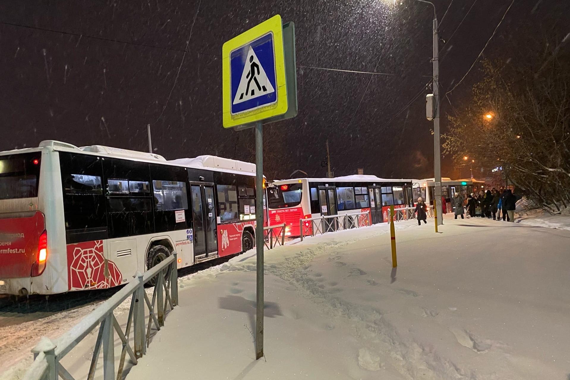 77-й автобус перегородил дорогу и движение на Соликамской улице в Перми -  12 декабря 2022 - 59.ру