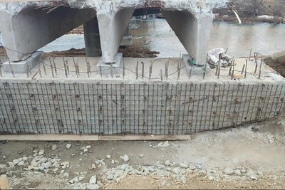 Капремонт моста через Новоселку продолжается в Томаринском районе