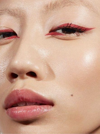 Как повторить «Cherry Red Makeup»: главный хит зимы 2025