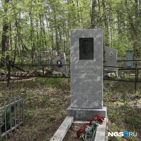 Прибраться на могиле Михаила Александровича Снегирева, похоже, уже некому. Но его портрет все еще несут в руках в Бессмертном полку | Источник: Андрей Бортко / NGS.ru