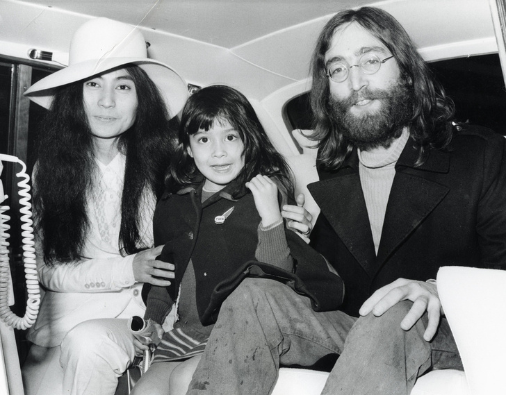 Йоко Оно и Джон Леннон с дочкой