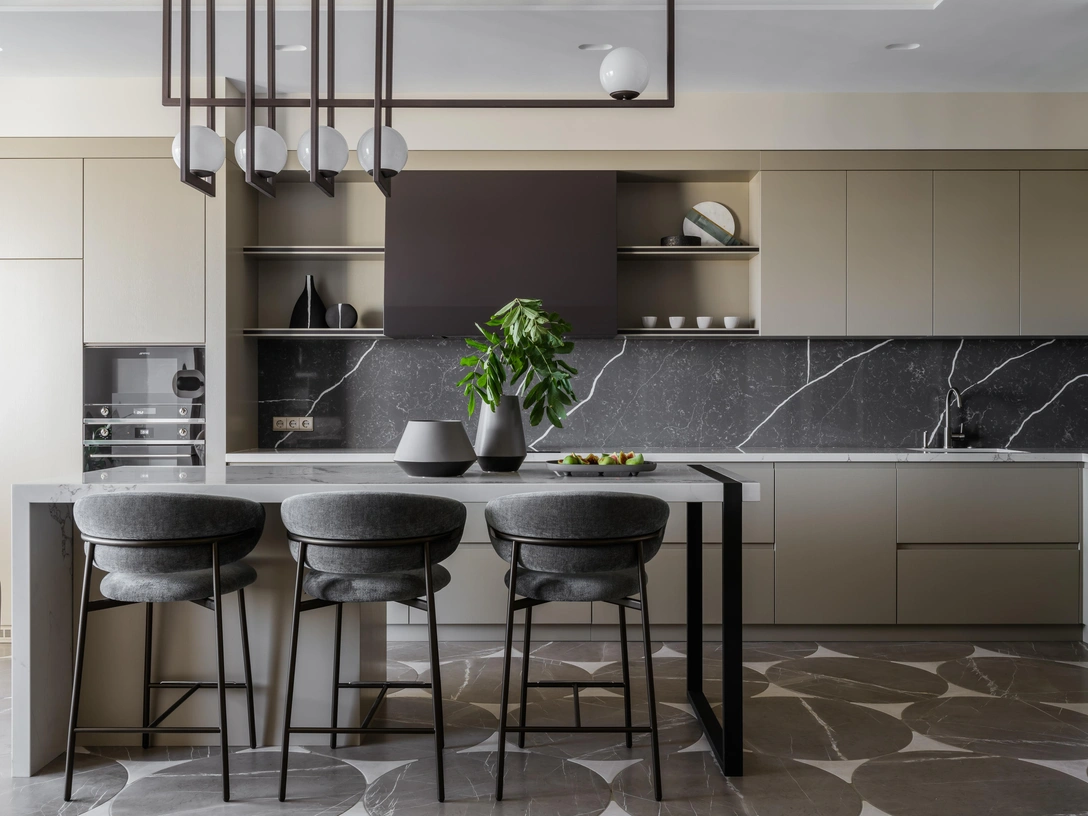 Корпусная мебель изготовлена на заказ, Please Freedom. Барные стулья, Calligaris. Люстры, Svetosfera. Плитка на полу, Round vega Cicogres. Вазы, Calligaris. | Источник: Михаил Чекалов. Стиль: Екатерина Наумова