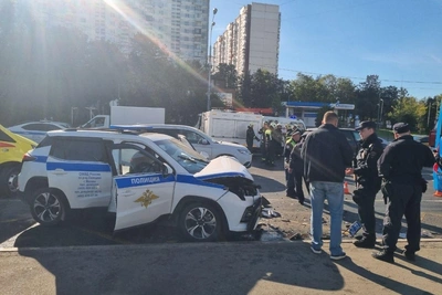 Полицейская машина врезалась в автобус на западе Москвы