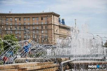 Фонтаны работают в разных частях города | Источник: Александр Ощепков / NGS.RU