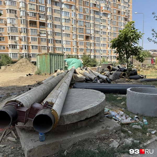 Обходить приходится по узким тропинкам вдоль домов | Источник: Валерия Дульская / 93.RU