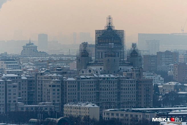Купола храма Христа Спасителя обвиты строительными лесами | Источник: Артем Устюжанин / MSK1.RU