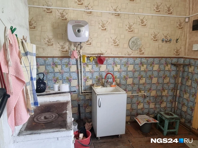 Унитаз располагался у входа в дом&nbsp;— в углу кухни | Источник: Светлана Чернушевич / NGS24.RU