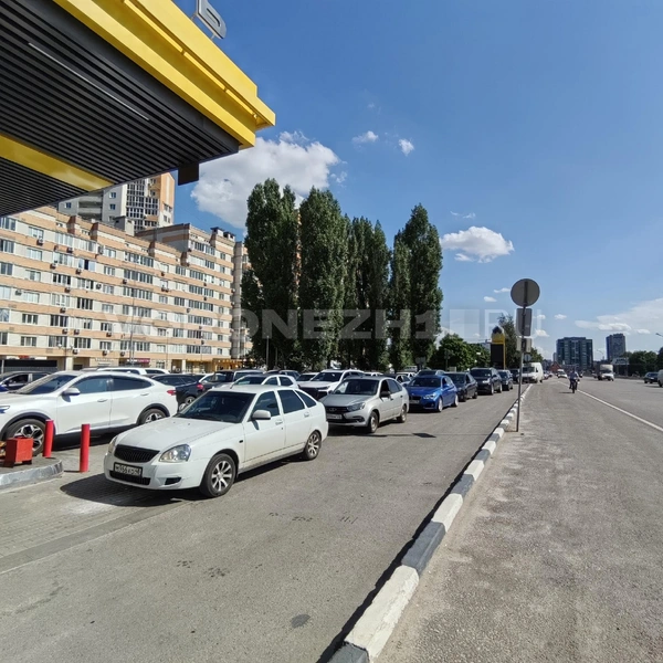 Очередь тянется через всю заправку | Источник: Андрей Пашинский / Voronezh1.ru