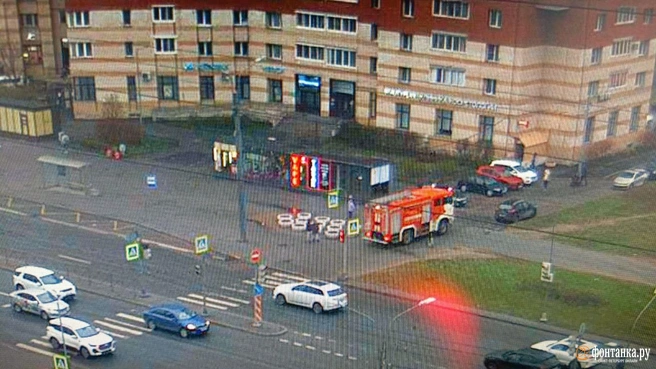 Звук взрыва вновь раздался у детского сада на севере Петербурга. На место прибыло МЧС | Источник: «Фонтанка.ру»