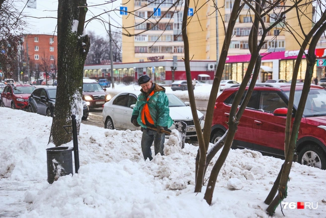 Увидеть человека в дождевике зимой — удивительно. Но 12 декабря зонт был бы не лишним | Источник: Алена Косточкина