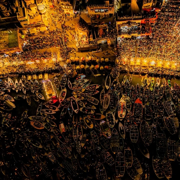Победитель в номинации «Люди». Варанаси, Индия | Источник: Thibault Gerbaldi / Drone Photo Awards 2025