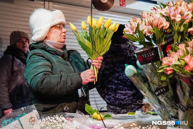 Тюльпаны — символ 8 Марта | Источник: Евгений Софийчук / NGS55.RU