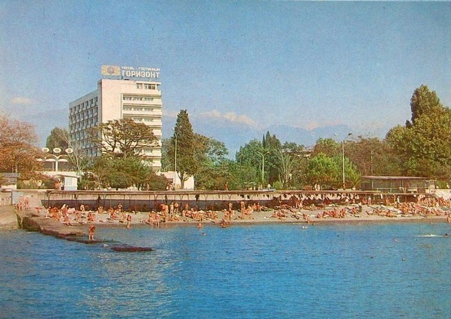 Вид на гостиницу «Горизонт», 1976–1978 годы. В мае 1968 года здесь останавливалась съемочная группа «Бриллиантовой руки». В фильме мы видим эту гостиницу под видом отеля «Атлантика», где Анна Сергеевна в исполнении Светланы Светличной соблазняла Семена Горбункова (Юрия Никулина).Еще в 2010-х гостиницу снесли, на ее месте появился скандальный комплекс апартаментов «Горизонт» | Источник: А. Богданов