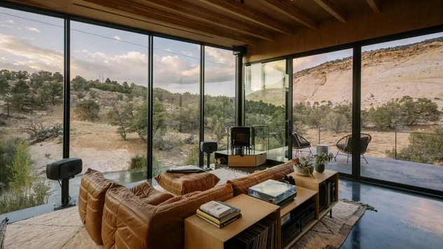 На высоте 1,92 км: дом в Юте с видом на скалы