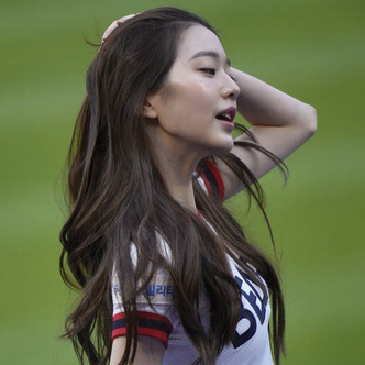 Вонён из IVE повергла толпу в шок, сняв маску на бейсбольном матче в Корее