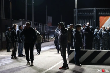 Пришедшие пытались выяснить, где их коллеги, знакомые, родственники и близкие | Источник: Наталья Лапцевич / 74.RU