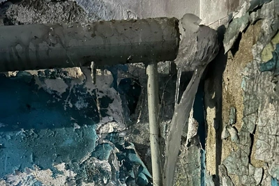 Потолок обрушился: дома в Волгограде топят кипятком и фекалиями