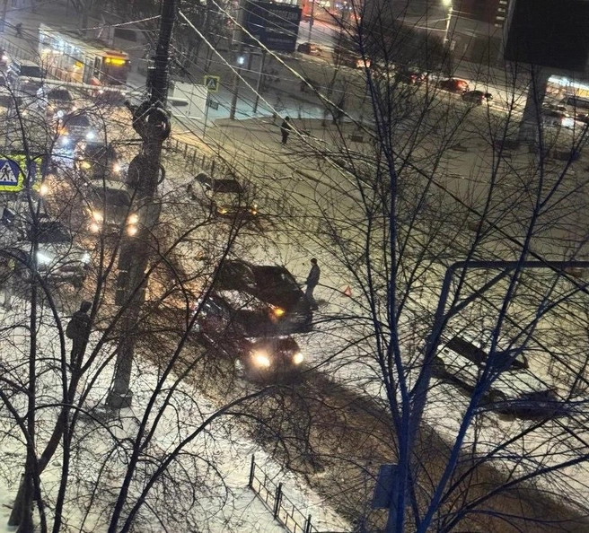 Небольшое ДТП на Богдана Хмельницкого спровоцировало серьезную пробку | Источник: «Аварийный Омск» / T.me