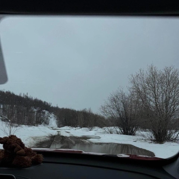 Размытая часть дороги на пути к яхтинг-клубу, с которой начался наш путь пешком до места назначения. | Источник: Виктория Унон/ Редактор «Фонтанки»