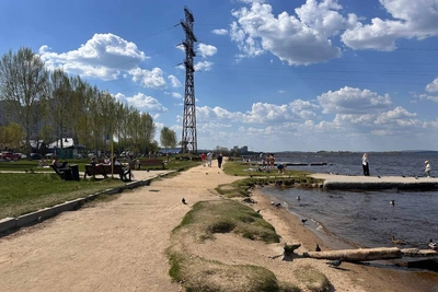 Екатеринбуржцы открыли пляжный сезон в разгар рабочего дня