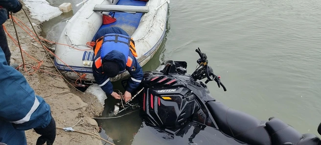 Как снегоход оказался в реке — неизвестно | Источник: Дайвинг и водолазные работы в Омске / vk.com