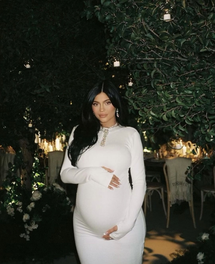 Фото №1 - Бриллианты на белом: Кайли Дженнер и ее беременный образ как олицетворение современной роскоши